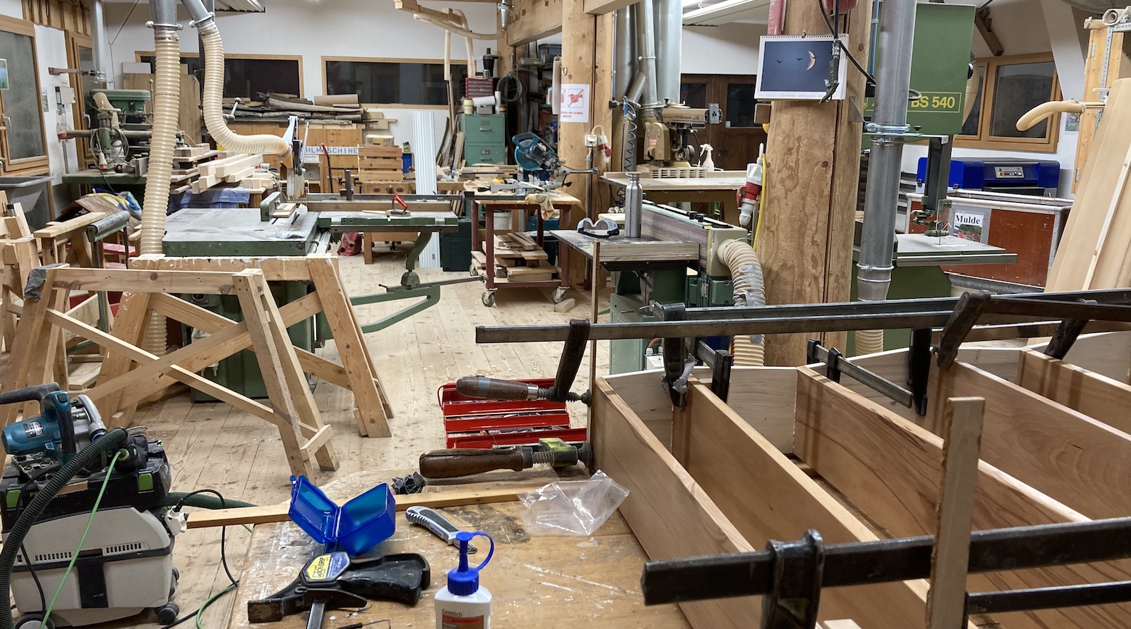 Verleimen der vorbereiteten Bauteile in der Werkstatt.